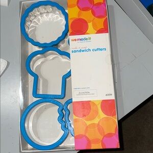 Set of six sandwich cutters by “we made it” (Jennifer Garner)